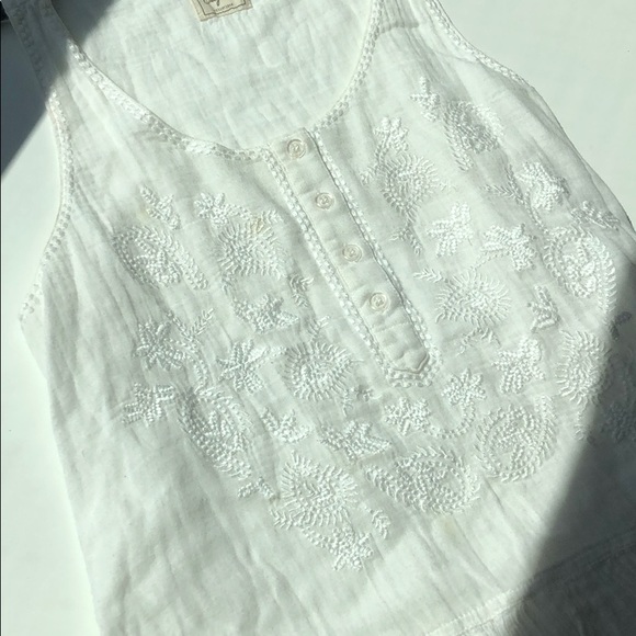 White top - Picture 2 of 6